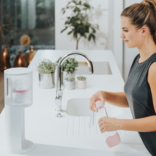 BWT Aqualizer istasyonu, 1 adet filtre kartuşu dahil. Manuel geçiş göstergeli masa üstü su filtresi